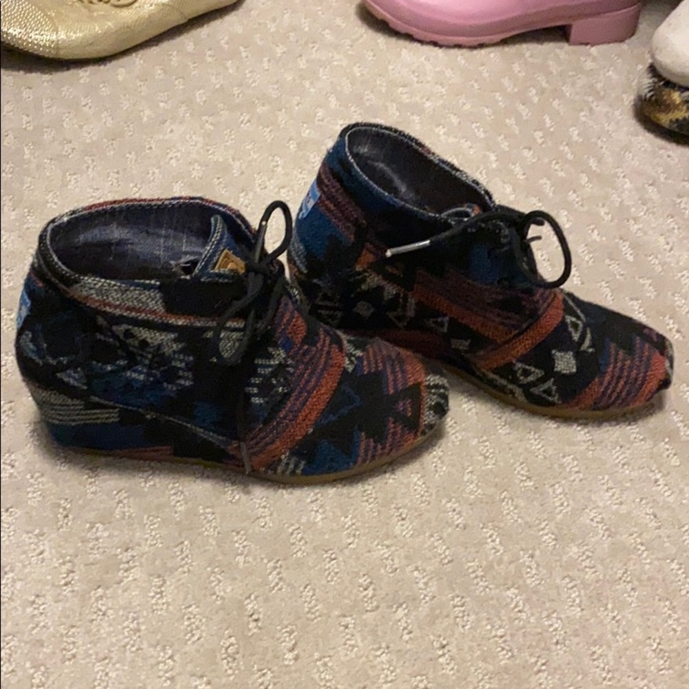 Southwest print tom’s wedge booties